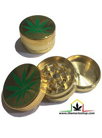 Grinder de 3 partes de metal dorado con diseño hoja de cannabis, mide 40mm de diametro y 25 mm de altura, muy manejable.