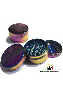 Grinder metal Lasser 3 partes con diseño espectacular, color lila camaleón, está compuesto de 3 piezas, la tapa incluye imán. Dimensiones: 50mm x 29mm