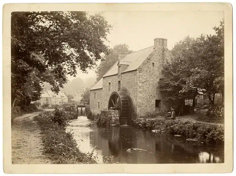Ancienne papeterie au bord d'une rivière bretonne, illustration de l'origine d'OCB